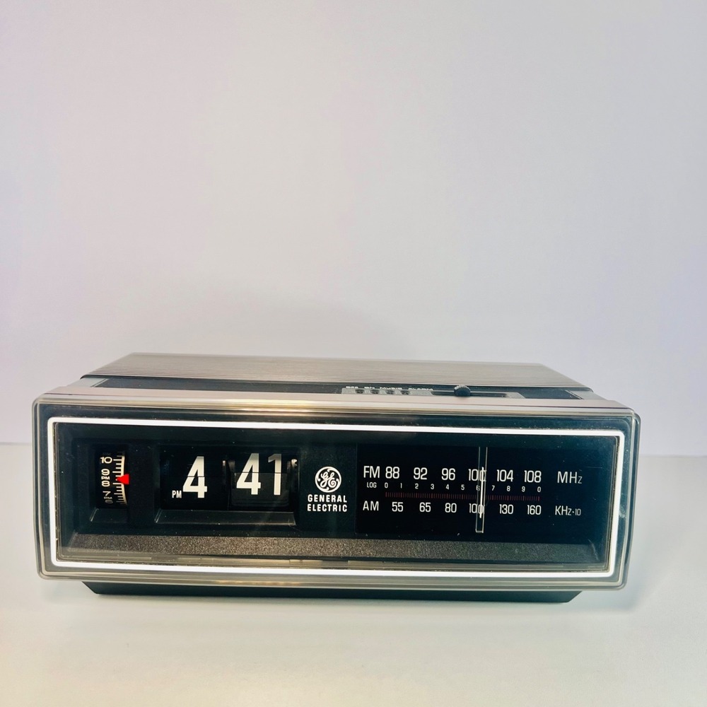 Vintage 1985 General Electric GE Flip Clock Radio Alarm Clock 7-4305F WORKING